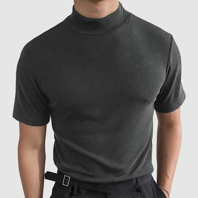 Homme portant le tee gris foncé à col montant et manches courtes, vu de face, avec ceinture noire et bracelet. 3