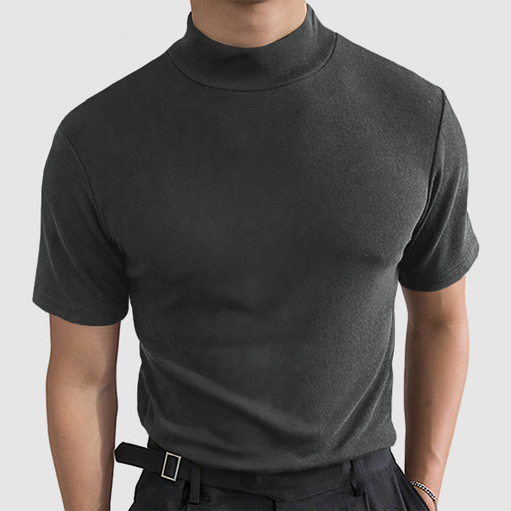 Homme portant le tee gris foncé à col montant et manches courtes, vu de face, avec ceinture noire et bracelet. 3