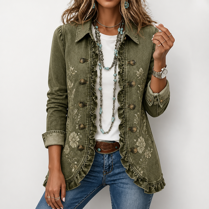 Autre version de la veste en vert délavé, motifs floraux clairs imprimés, boutons de style militaire, volants et poignets boutonnés, portée avec jean. 5