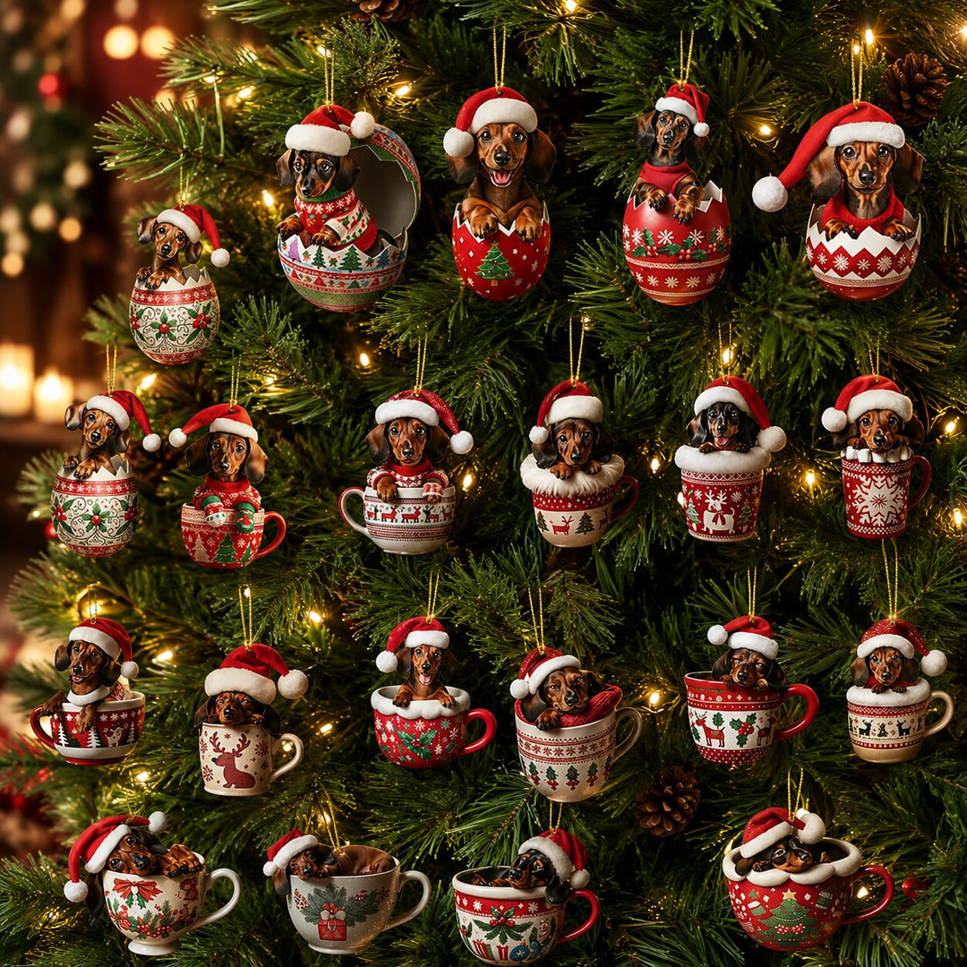 Vingt décorations de teckels en bonnet de Père Noël, dans des tasses ou des œufs décorés, suspendues aux branches d'un sapin illuminé. 6