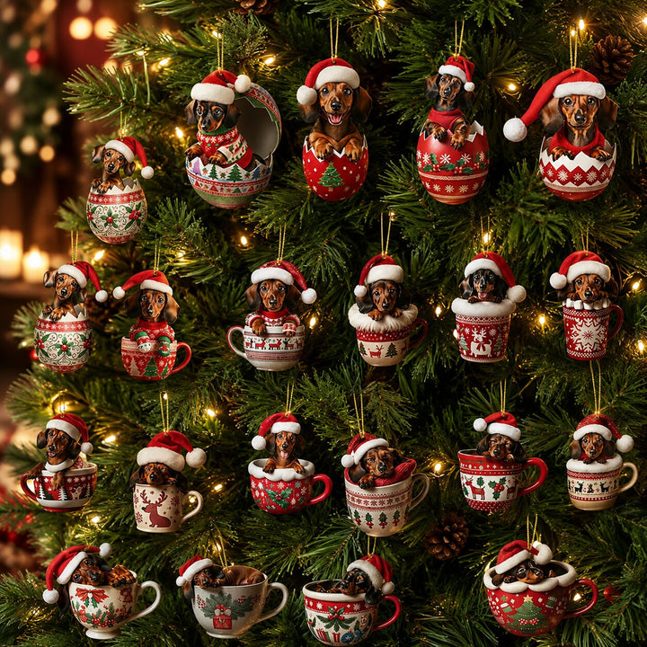 Vingt décorations de teckels en bonnet de Père Noël, dans des tasses ou des œufs décorés, suspendues aux branches d'un sapin illuminé. 6