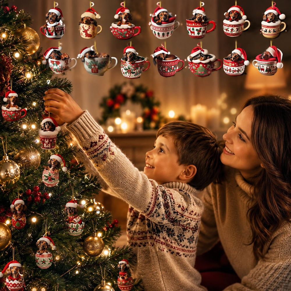 Un enfant accroche une décoration de teckel en tasse au sapin illuminé, aux côtés de sa mère souriante, avec les modèles alignés en haut. 2