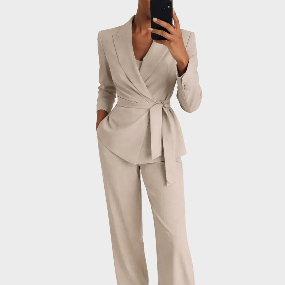Même ensemble en version beige clair, blazer croisé à ceinture nouée et pantalon large, porté de face par une femme. 2