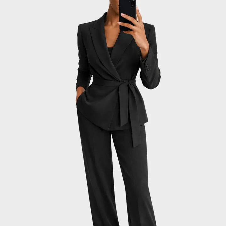 Même ensemble en version noire, blazer croisé à col tailleur ceinturé et pantalon droit, vu de face sur modèle. 3