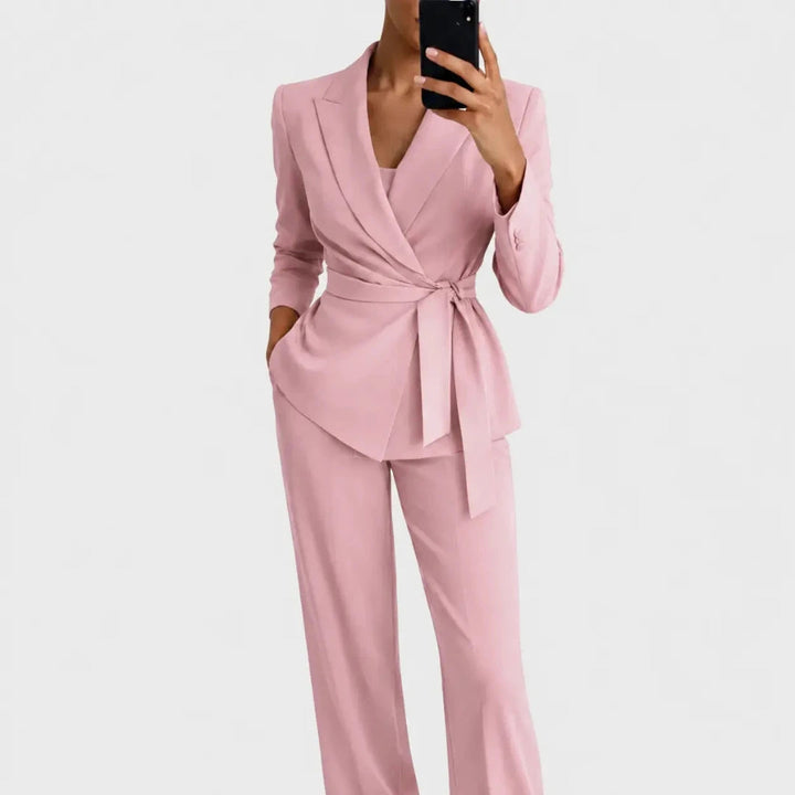 Même ensemble en version rose poudré, blazer croisé avec ceinture à nouer et pantalon fluide, porté de face. 4