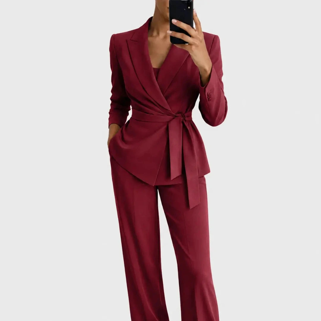 Même ensemble en version bordeaux, blazer croisé cintré par une ceinture nouée et pantalon large, porté de face. 5