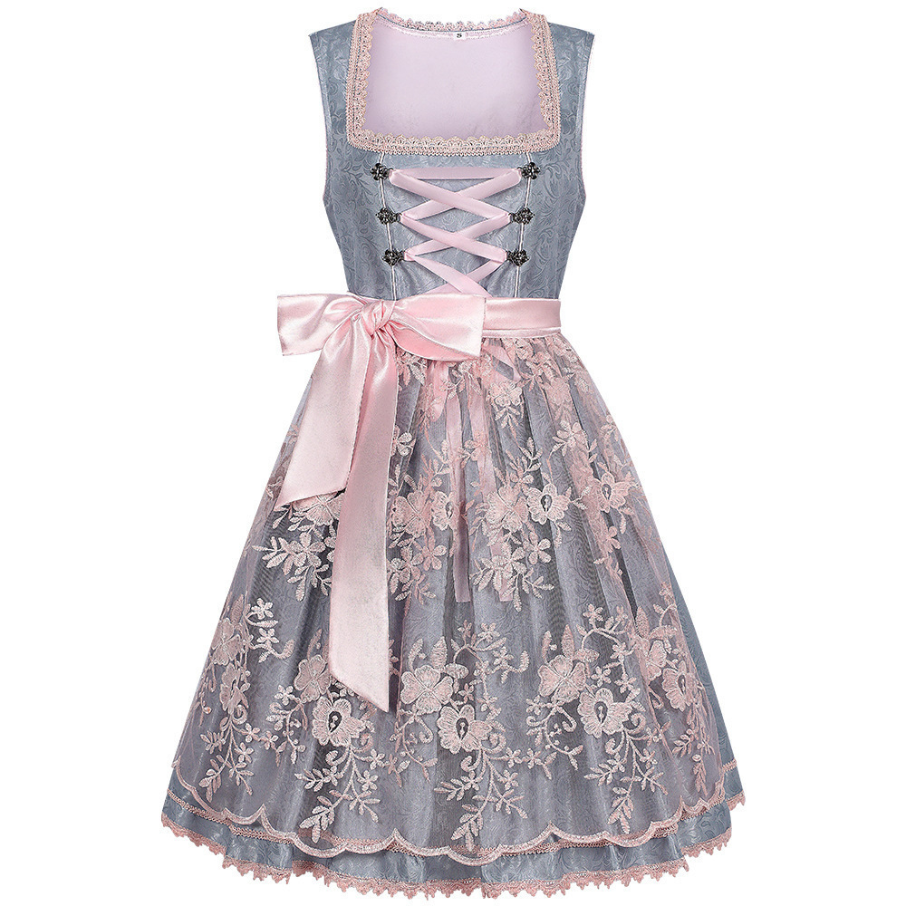 Dirndl gris-bleu vu de face, corsage lacé d'un ruban rose, tablier en dentelle brodée de fleurs roses et grand nœud en satin. 1