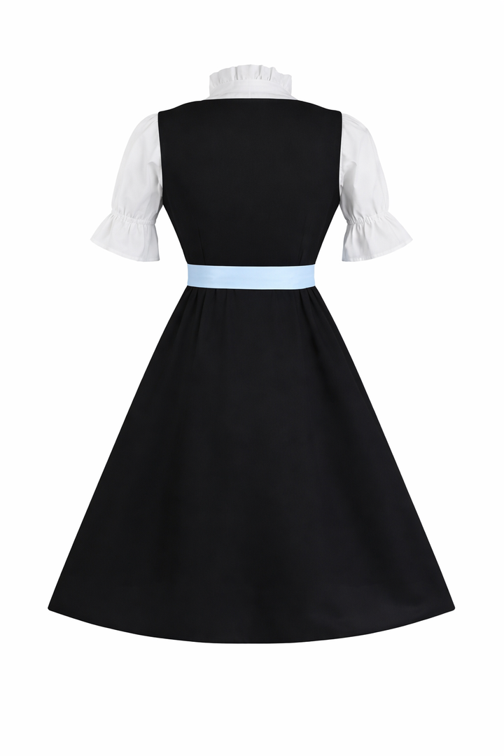 Vue de dos du dirndl noir avec blouse blanche à col volanté, manches courtes froncées et ceinture bleu clair à la taille. 2