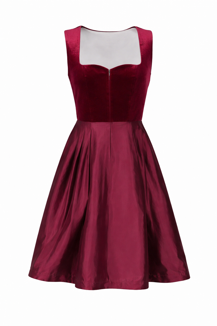 Robe dirndl vue de face sans le tablier, corsage en velours zippé et jupe évasée plissée à l'aspect satiné. 4