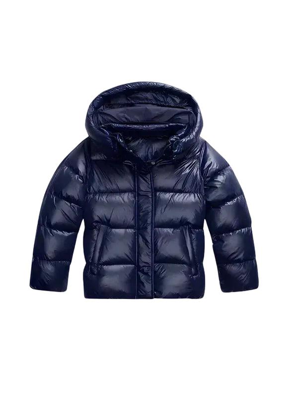 Vue de face de la veste matelassée bleu marine brillante, avec capuche, fermeture centrale et poches 2