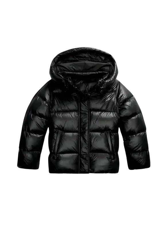 Vue de face de la veste matelassée noire brillante, capuche relevée, fermeture centrale et poches zippées 1