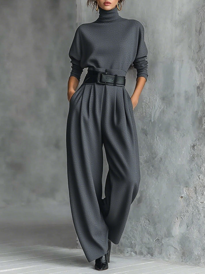 Ensemble gris anthracite porté de face avec ceinture noire et bottines, devant un mur de béton 7