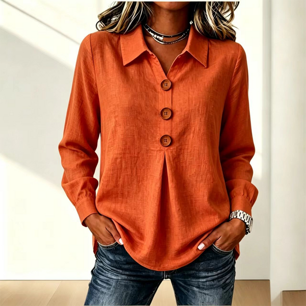 Version orange rouille portée avec un jean, trois boutons en bois et col rabattu, mains dans les poches 12