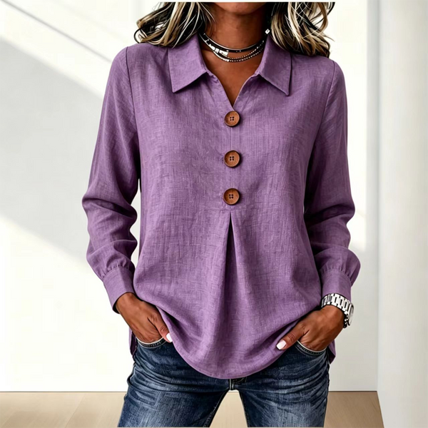 Version violet lilas portée avec un jean, col pointu et trois boutons en bois, mains dans les poches 14
