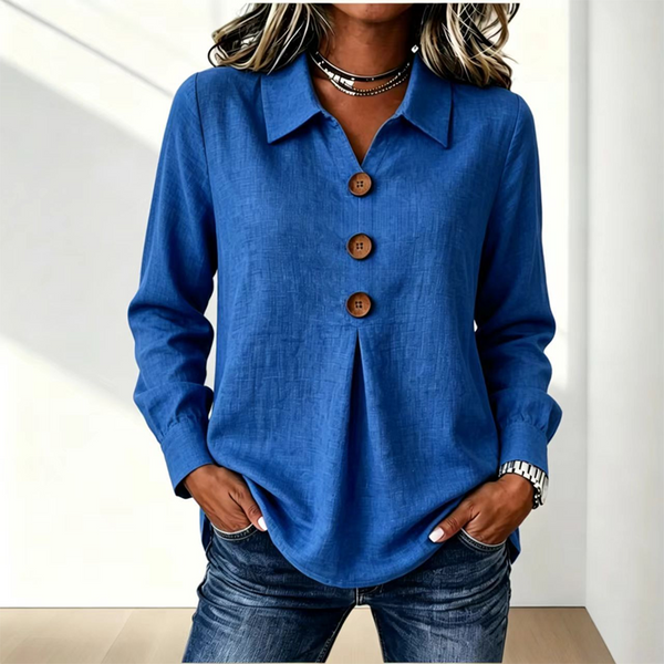 Version bleu roi portée avec un jean, trois boutons en bois et pli creux sous la patte 15