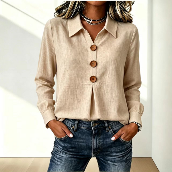 Version beige clair portée avec un jean, trois boutons en bois sur le devant, mains dans les poches 2