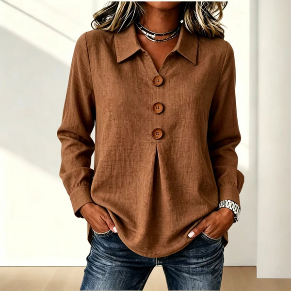 Version marron caramel portée avec un jean, col rabattu et trois boutons en bois, mains dans les poches 3