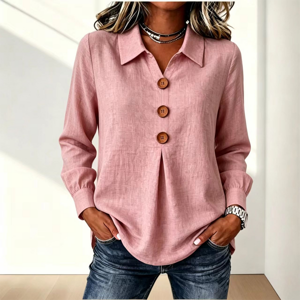 Version rose poudré portée avec un jean, col pointu et trois boutons en bois, mains dans les poches 5