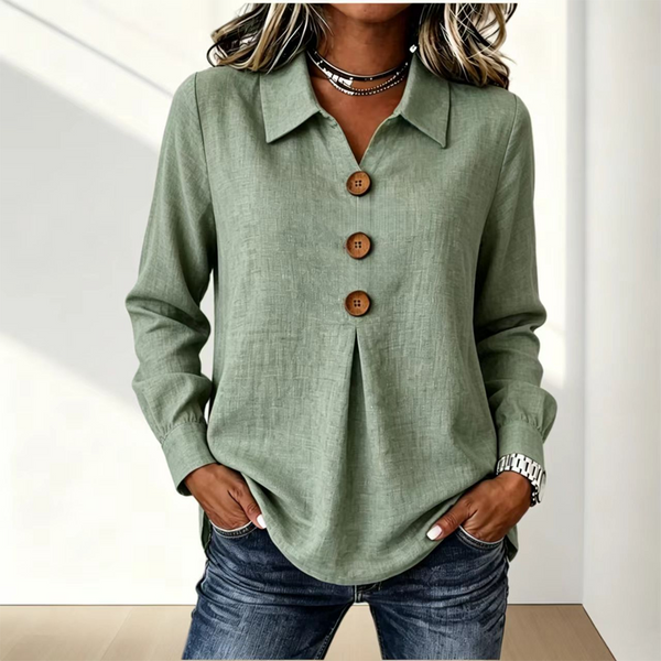 Version vert sauge portée avec un jean, col rabattu et trois boutons en bois, mains dans les poches 7