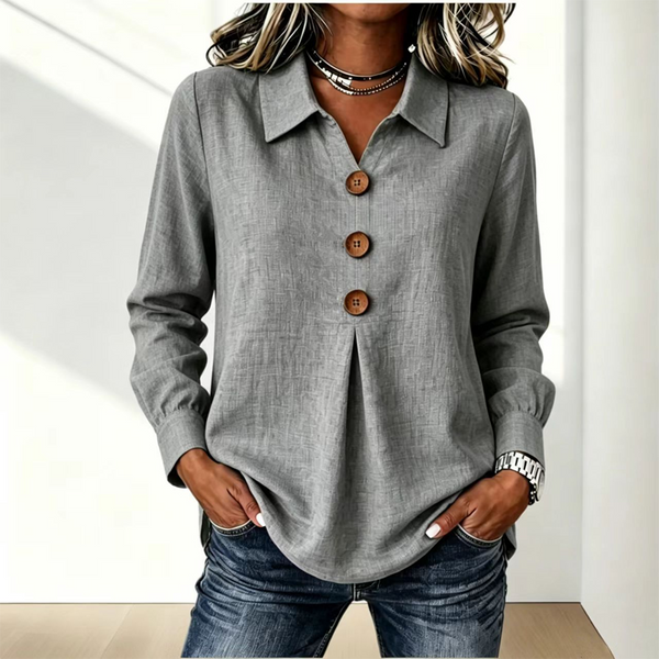 Version gris clair portée avec un jean, trois boutons en bois et poignets resserrés, mains dans les poches 8