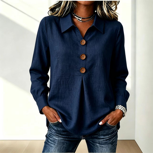 Version bleu marine portée avec un jean, trois boutons en bois sur le devant, mains dans les poches 9