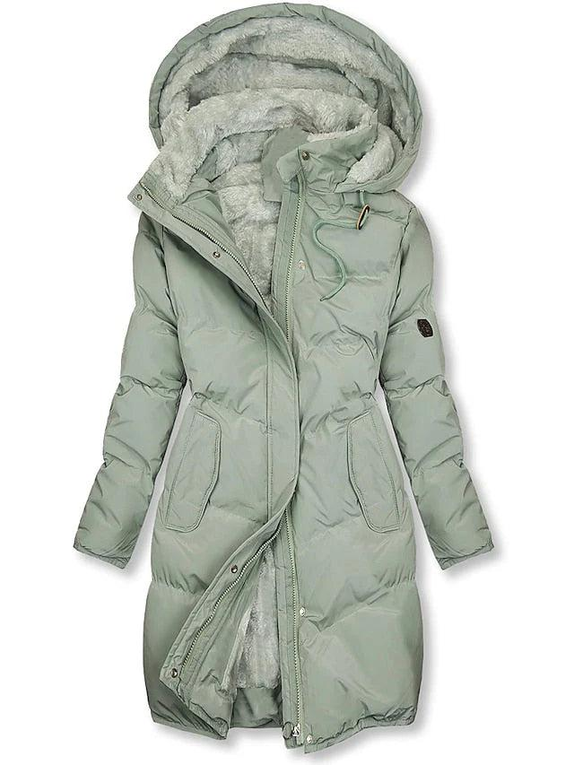 Même manteau matelassé en vert sauge clair, vue de face, avec capuche et doublure moelleuse gris clair visible à l'ouverture du zip. 2
