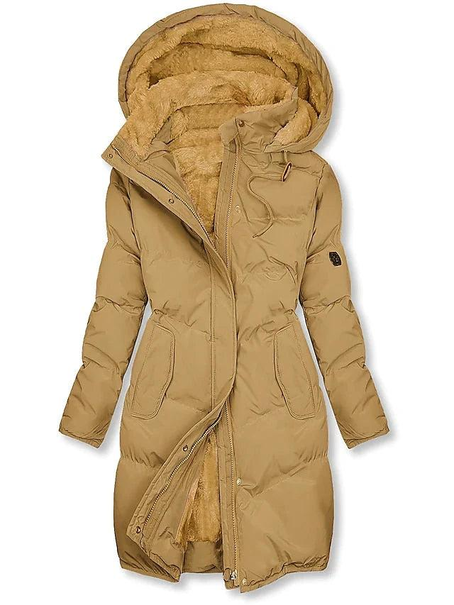 Manteau matelassé beige camel, vue de face, zip entrouvert, capuche et doublure en fausse fourrure douce, poches plaquées à la taille. 1