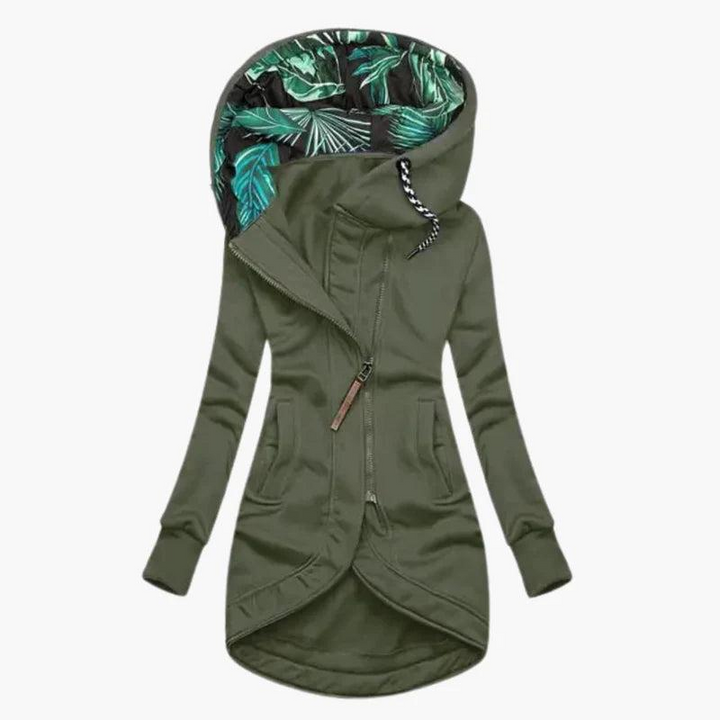 Version vert kaki de la veste, vue de face, fermeture asymétrique à languette marron et capuche à motif de feuilles. 3