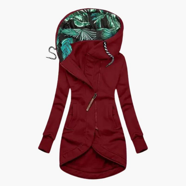 Version rouge bordeaux de la veste, vue de face, capuche doublée de feuilles vertes, poches sur les côtés et ourlet arrondi. 4