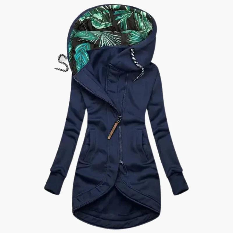 Version bleu marine de la veste, vue de face, avec cordon de capuche noir et blanc et fermeture éclair en biais. 5