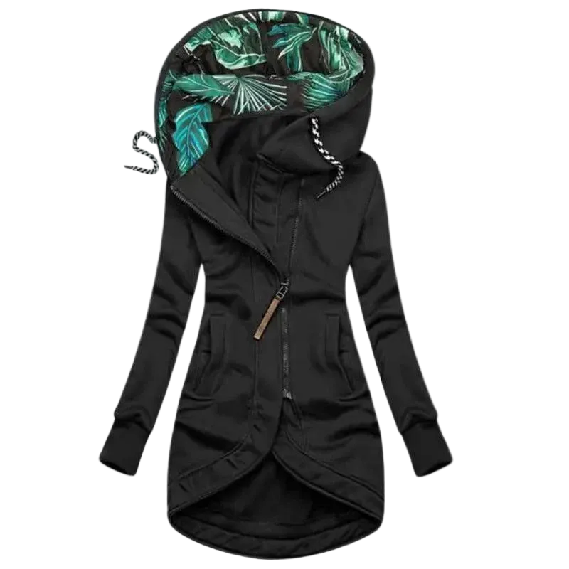 Veste noire vue de face, capuche doublée d'un motif de feuilles vertes, fermeture éclair en diagonale et ourlet arrondi. 1