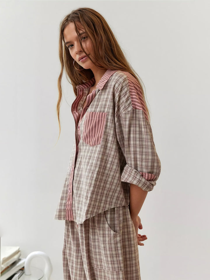 Mannequin de trois quarts portant la chemise à carreaux beiges et rosés, avec col, poche et manchette rayés roses, manches retroussées. 2
