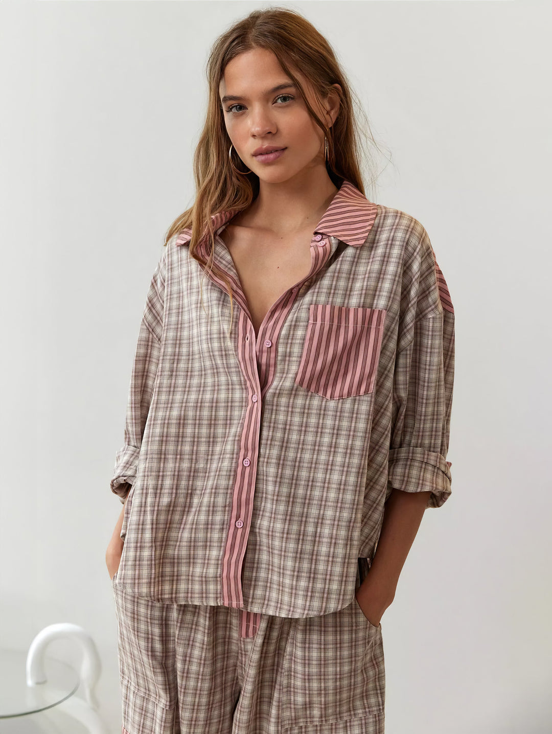 Mannequin de face portant la chemise à carreaux beiges et rosés, boutonnée, avec poche poitrine, col et patte de boutonnage rayés roses. 4