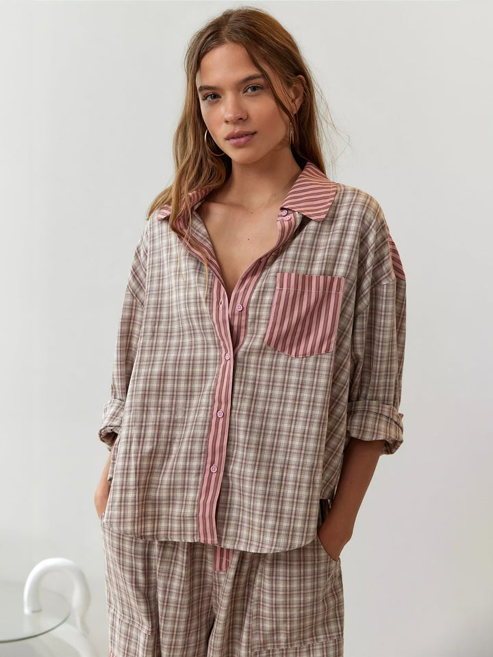 Mannequin de face portant la chemise à carreaux beiges et rosés, boutonnée, avec poche poitrine, col et patte de boutonnage rayés roses. 4