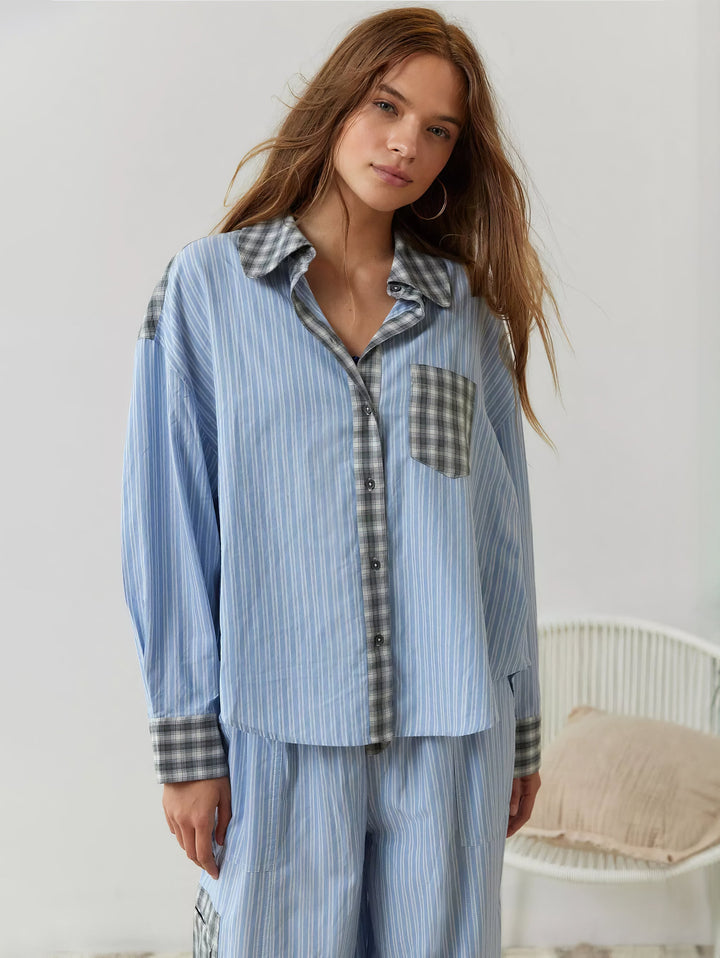Mannequin de face en chemise bleue à fines rayures, avec col, poche poitrine, patte de boutonnage et poignets à carreaux gris. 5