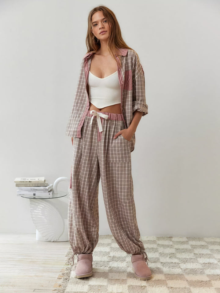 Mannequin en pied, chemise ouverte sur un haut blanc et pantalon à carreaux roses et beiges, taille élastique avec cordon noué. 6
