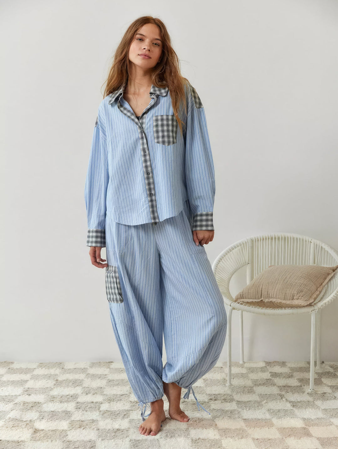 Mannequin en pied pieds nus, pyjama bleu rayé complet: chemise boutonnée et pantalon ample à poche cargo à carreaux et chevilles nouées. 7
