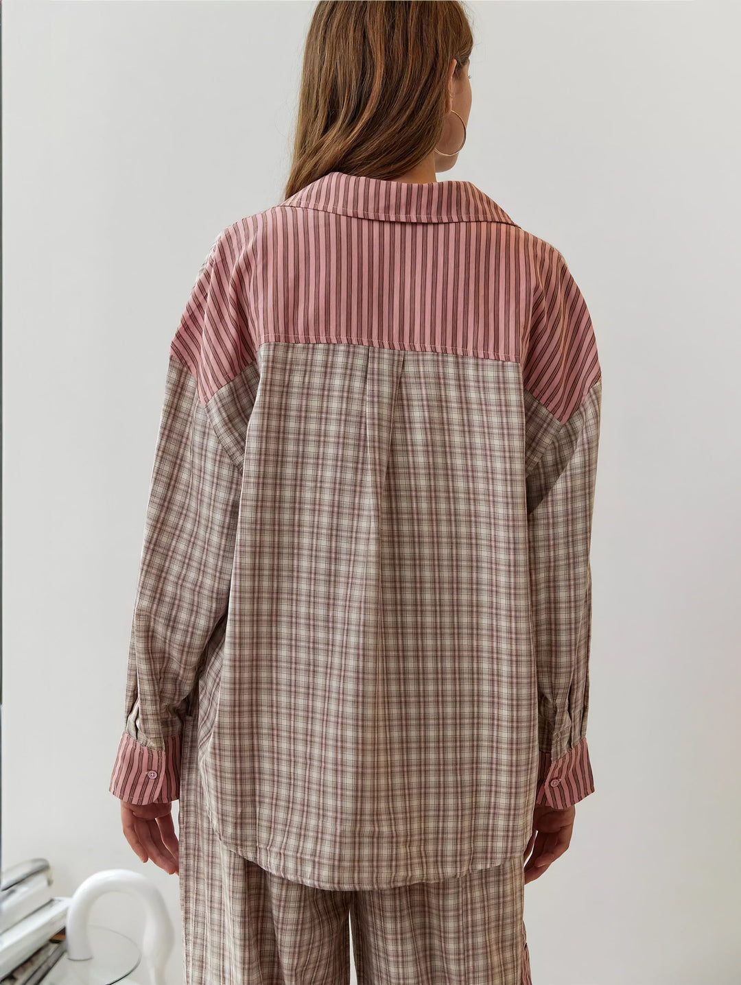 Vue de dos de la chemise à carreaux rosés et beiges, avec empiècement d'épaules et col rayés roses, portée par un mannequin. 8