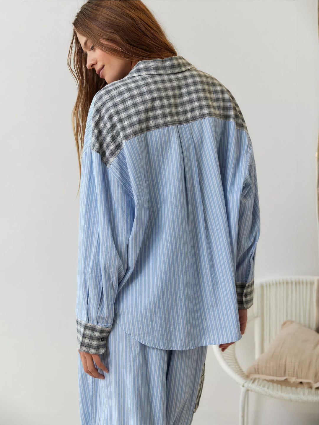 Vue de dos de la chemise bleue rayée, avec empiècement d'épaules, col et poignets à carreaux gris, portée par un mannequin. 9
