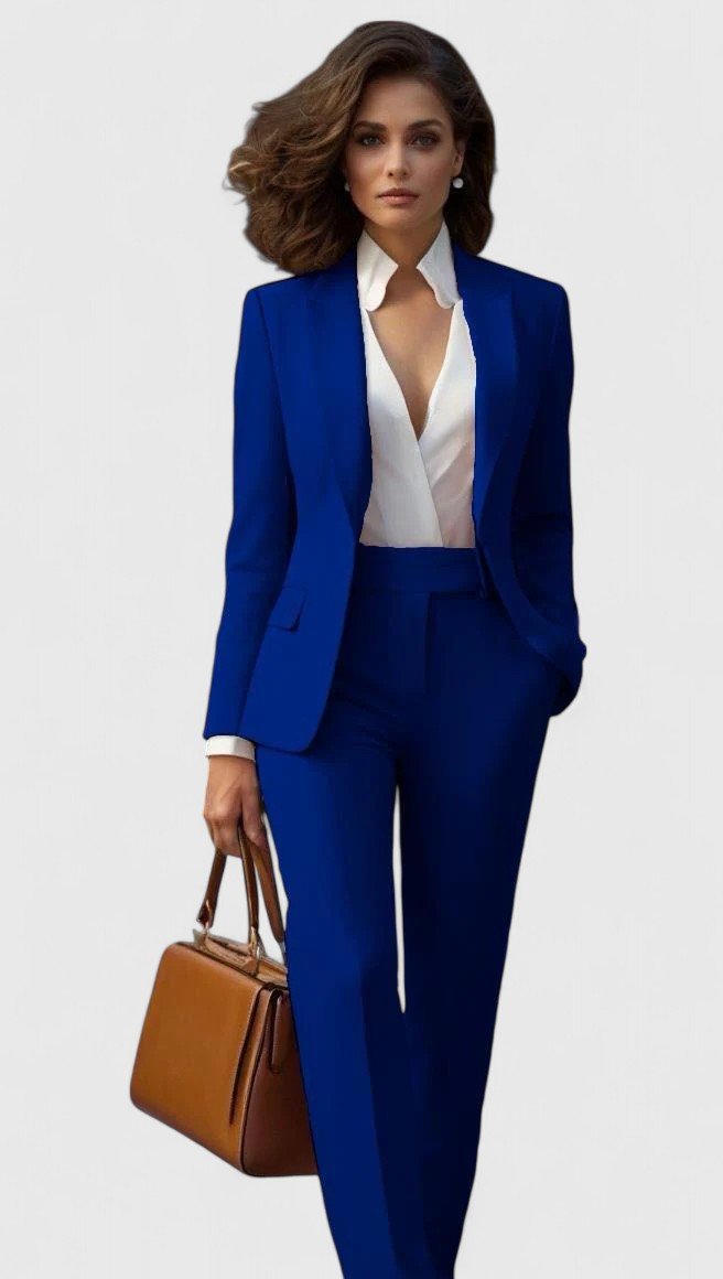Femme en ensemble bleu roi, blazer ouvert sur chemisier blanc, pantalon droit taille haute, sac en cuir marron à la main. 6