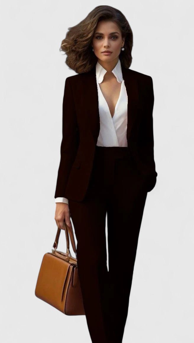 Femme en ensemble noir, blazer ouvert sur chemisier blanc au col dégagé, pantalon droit, sac en cuir marron à la main. 7