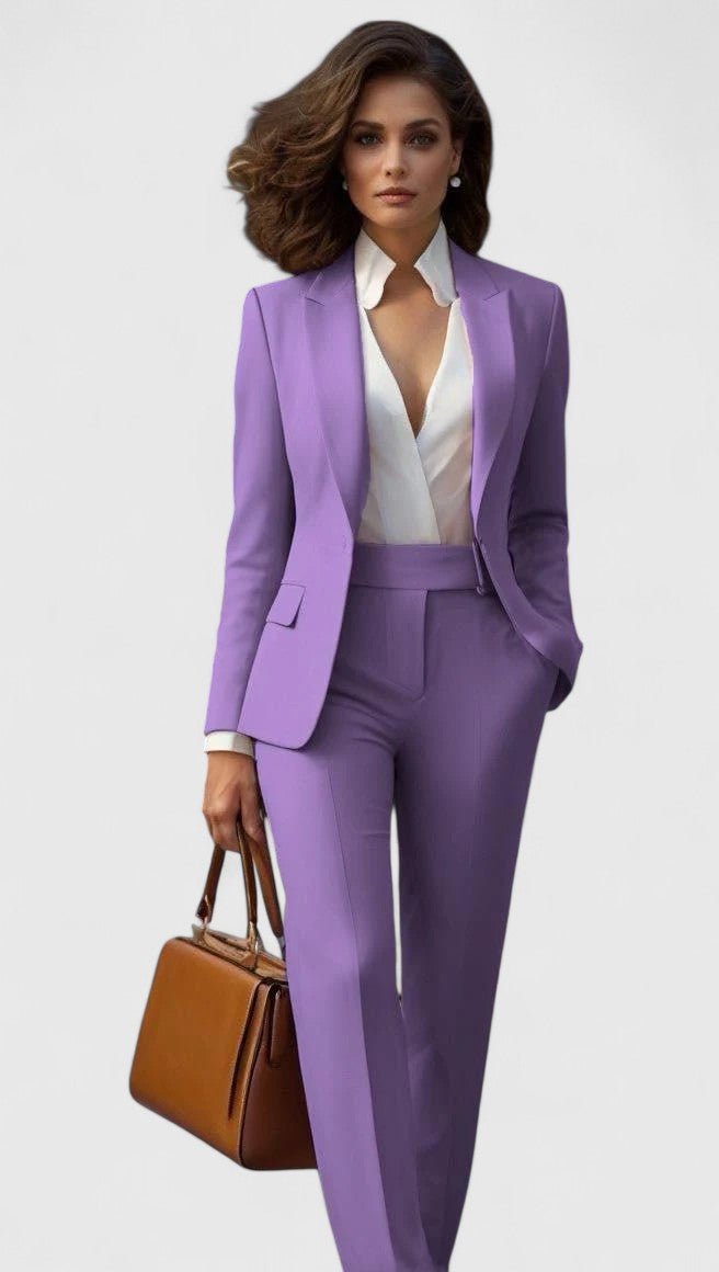 Femme en ensemble lilas, blazer à revers sur chemisier blanc, pantalon droit taille haute, sac en cuir marron à la main. 9