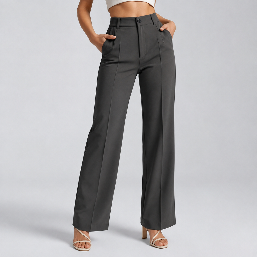 Pantalon gris foncé porté en vue de face, les deux mains dans les poches 10