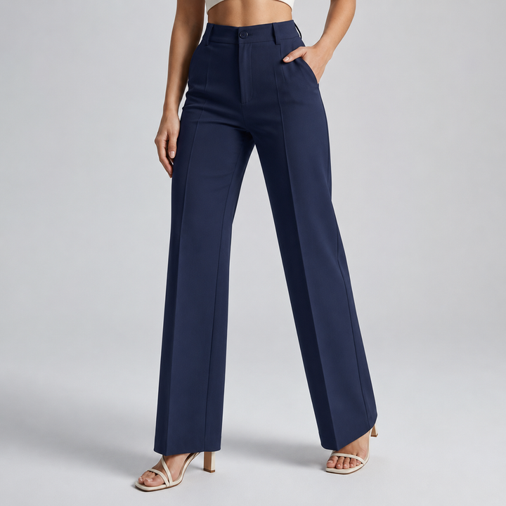 Pantalon bleu marine porté en vue de face, jambes larges et main dans la poche 11