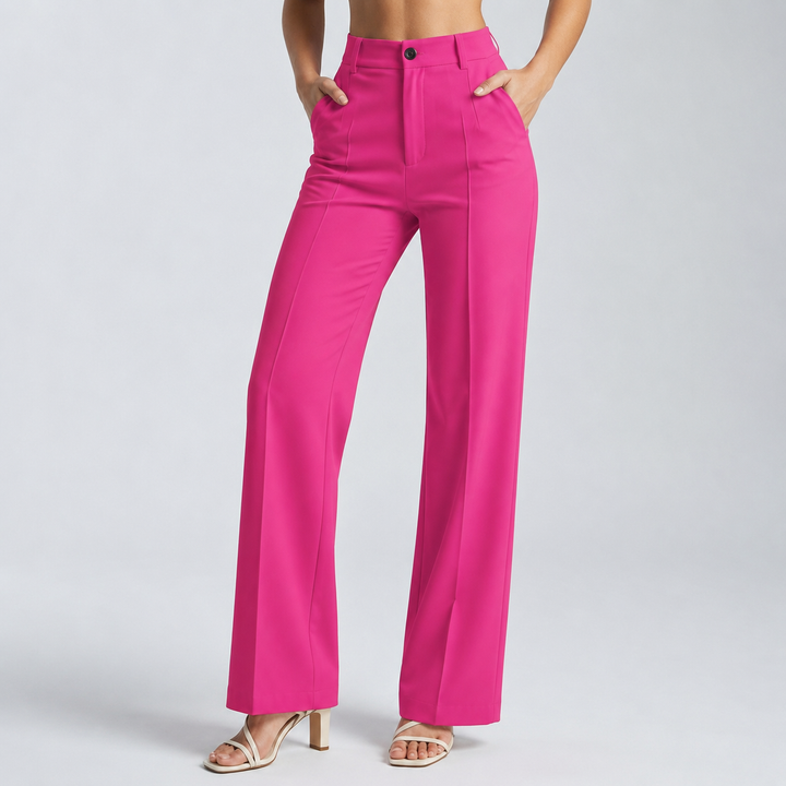 Pantalon rose vif porté en vue de face, les deux mains dans les poches 13