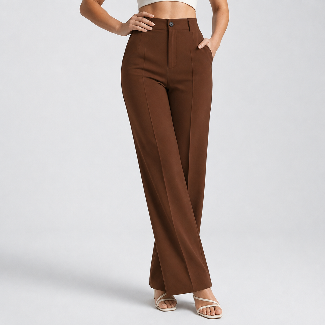 Pantalon marron porté en vue de face, une main sur la hanche, l'autre en poche 14
