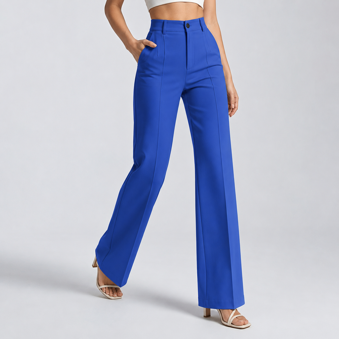 Pantalon bleu roi porté de trois quarts, main dans la poche, jambes larges 15