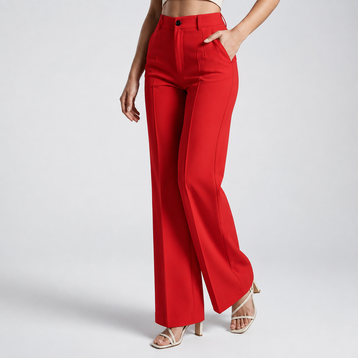 Pantalon rouge vif porté de trois quarts, main dans la poche, coupe évasée 16