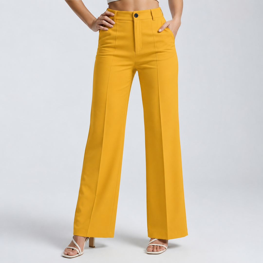 Pantalon jaune moutarde porté en vue de face, mains sur la hanche et en poche 17