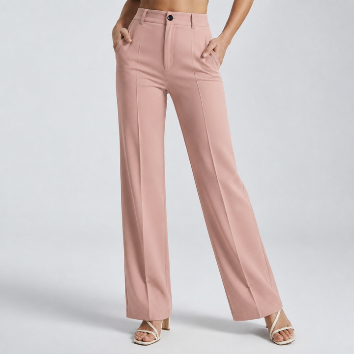 Pantalon rose poudré porté en vue de face, les deux mains dans les poches 18